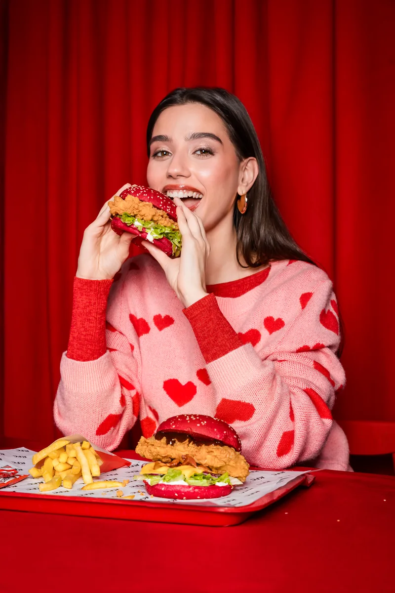 KFC — portret w czerwonej scenografii kampanii walentynkowej