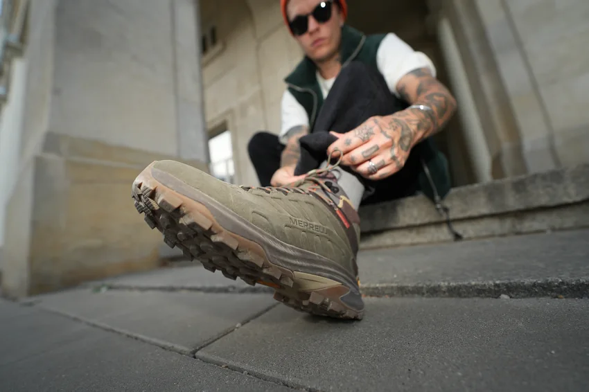 Merrell — model w miejskiej sesji produktowej
