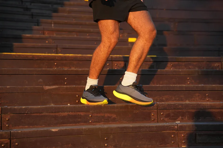 Saucony — buty sportowe w ruchu na schodach