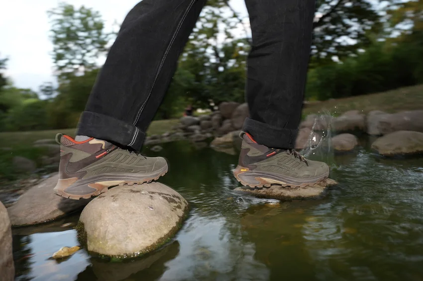 Merrell — buty trekkingowe na kamieniach nad wodą