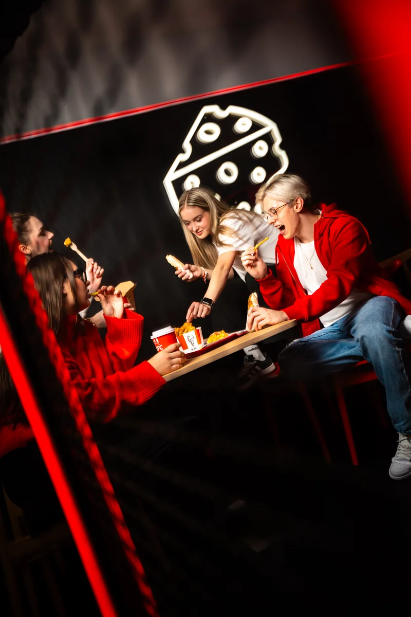 KFC — sesja lifestyle przy stoliku