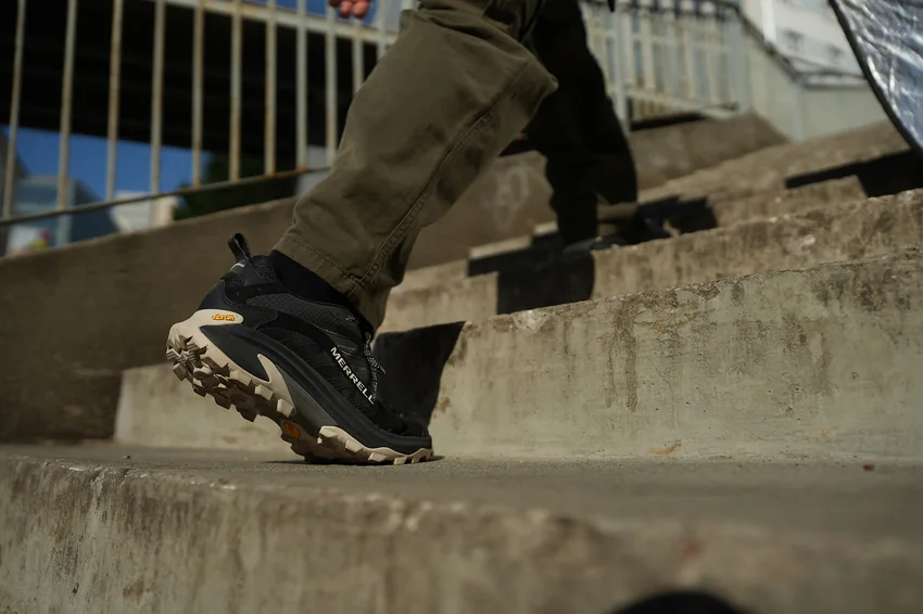 Merrell — detal butów na betonowych schodach